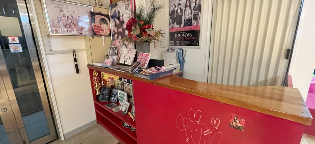 さまざまなグッズが飾られた棚と入り口のドア